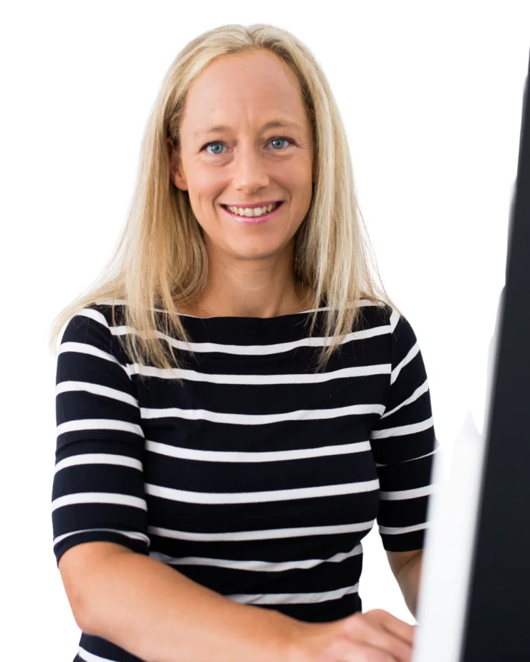 Julia Schwickardi an ihrem Arbeitsplatz