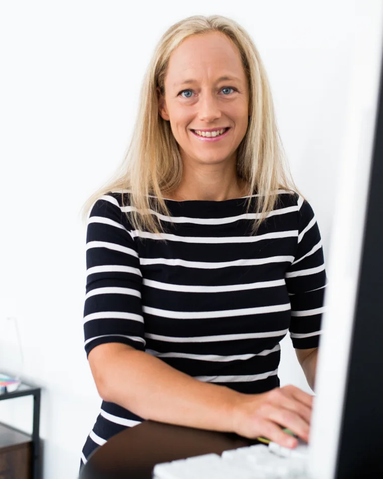 Julia Schwickardi an ihrem Schreibtisch